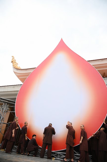 Công tác chuẩn bị đại lễ hoa đăng kỷ niệm đức Phật A-di-đà