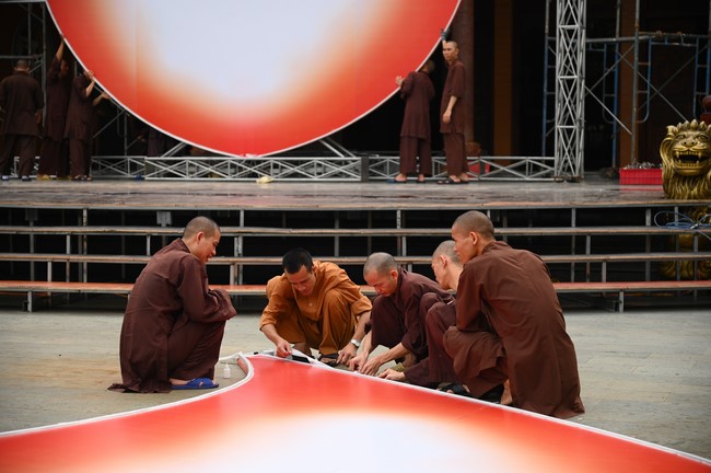 Công tác chuẩn bị đại lễ hoa đăng kỷ niệm đức Phật A-di-đà