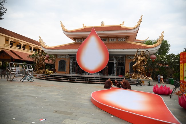 Công tác chuẩn bị đại lễ hoa đăng kỷ niệm đức Phật A-di-đà