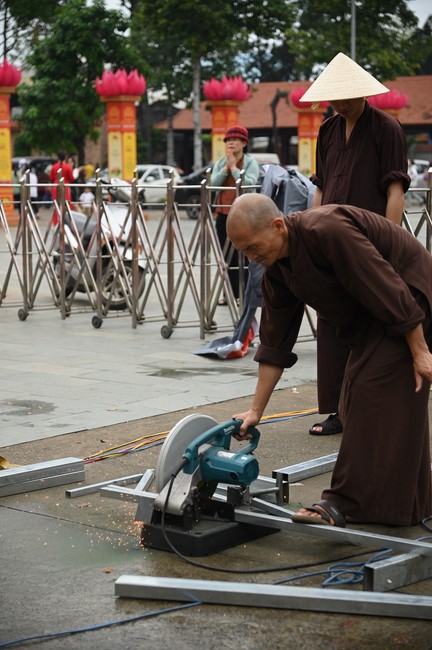 Công tác chuẩn bị đại lễ hoa đăng kỷ niệm đức Phật A-di-đà