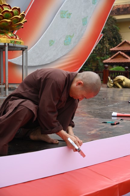 Công tác chuẩn bị đại lễ hoa đăng kỷ niệm đức Phật A-di-đà