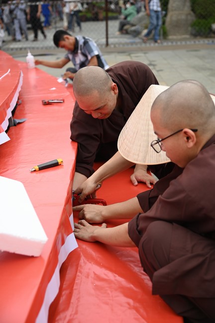 Công tác chuẩn bị đại lễ hoa đăng kỷ niệm đức Phật A-di-đà