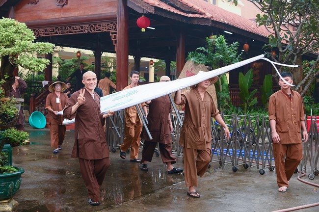 Công tác chuẩn bị đại lễ hoa đăng kỷ niệm đức Phật A-di-đà