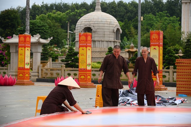 Công tác chuẩn bị đại lễ hoa đăng kỷ niệm đức Phật A-di-đà