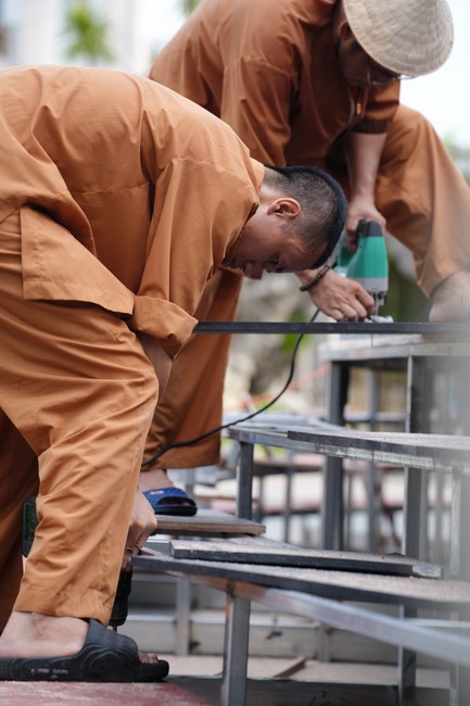 Công tác chuẩn bị đại lễ hoa đăng kỷ niệm đức Phật A-di-đà