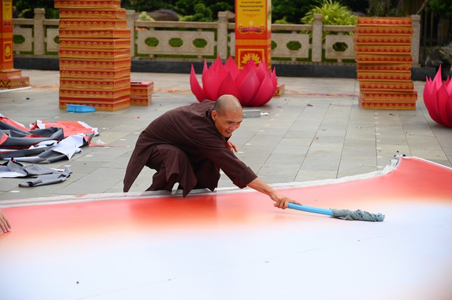 Công tác chuẩn bị đại lễ hoa đăng kỷ niệm đức Phật A-di-đà