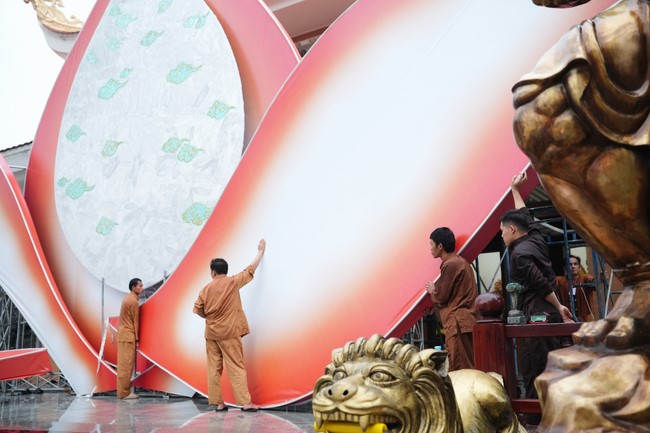 Công tác chuẩn bị đại lễ hoa đăng kỷ niệm đức Phật A-di-đà