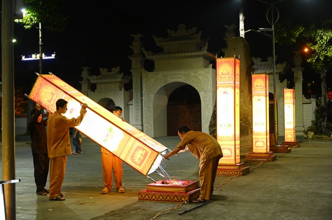 Công tác chuẩn bị đại lễ hoa đăng kỷ niệm đức Phật A-di-đà