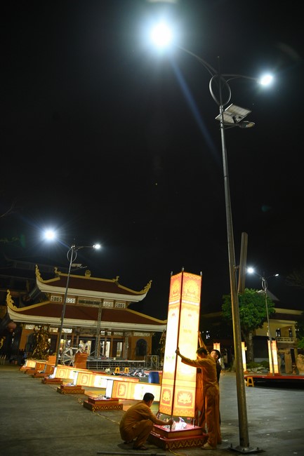 Công tác chuẩn bị đại lễ hoa đăng kỷ niệm đức Phật A-di-đà