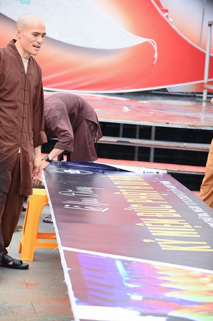 Công tác chuẩn bị đại lễ hoa đăng kỷ niệm đức Phật A-di-đà