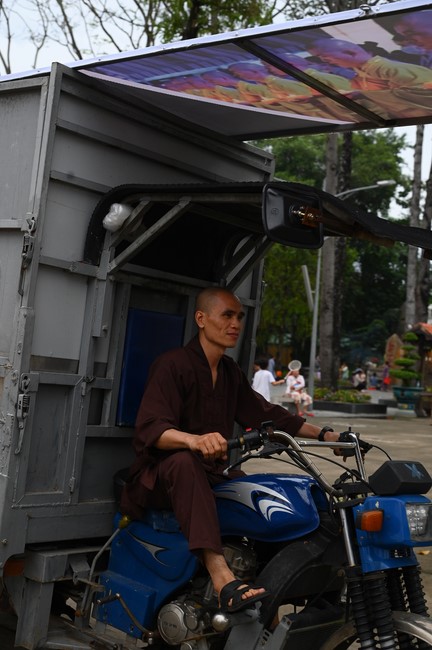 Công tác chuẩn bị đại lễ hoa đăng kỷ niệm đức Phật A-di-đà