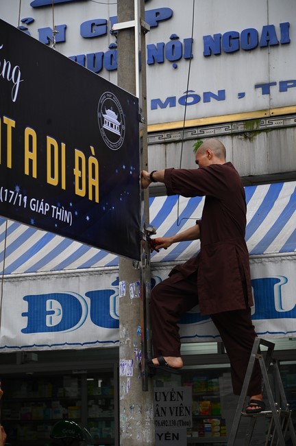 Công tác chuẩn bị đại lễ hoa đăng kỷ niệm đức Phật A-di-đà