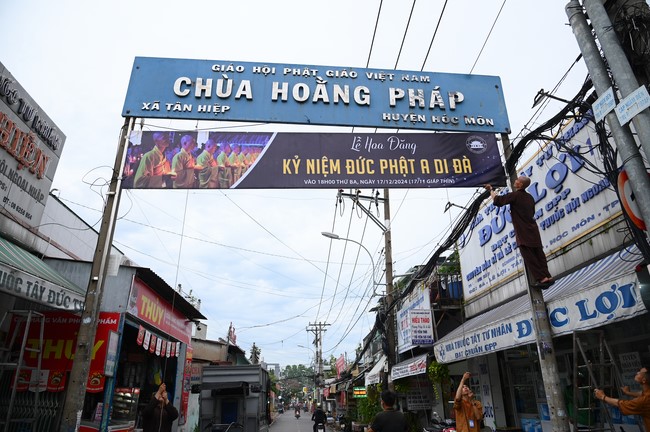 Công tác chuẩn bị đại lễ hoa đăng kỷ niệm đức Phật A-di-đà