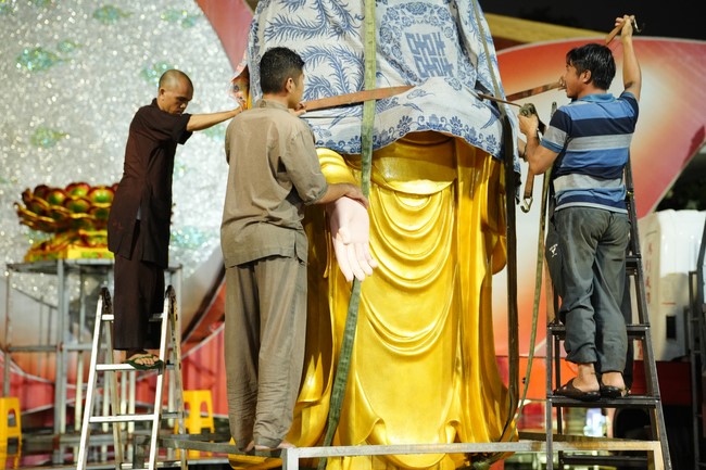 Công tác chuẩn bị đại lễ hoa đăng kỷ niệm đức Phật A-di-đà