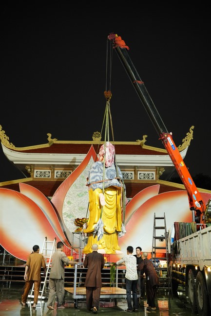 Công tác chuẩn bị đại lễ hoa đăng kỷ niệm đức Phật A-di-đà