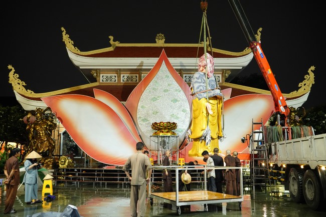 Công tác chuẩn bị đại lễ hoa đăng kỷ niệm đức Phật A-di-đà