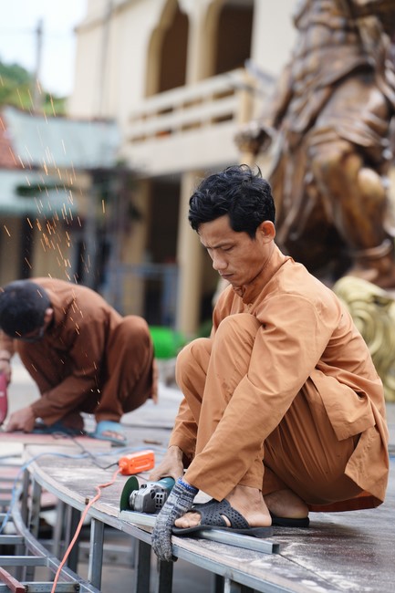 Công tác chuẩn bị đại lễ hoa đăng kỷ niệm đức Phật A-di-đà