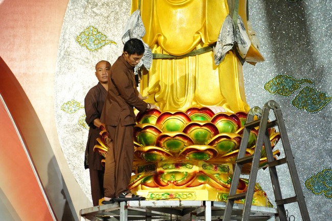 Công tác chuẩn bị đại lễ hoa đăng kỷ niệm đức Phật A-di-đà