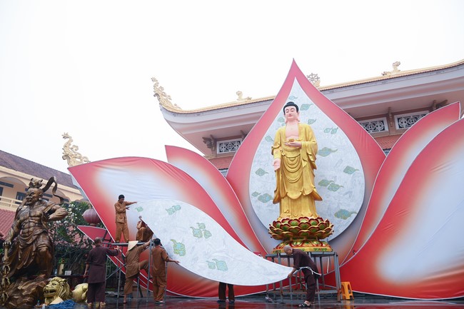 Công tác chuẩn bị đại lễ hoa đăng kỷ niệm đức Phật A-di-đà