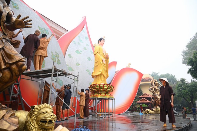 Công tác chuẩn bị đại lễ hoa đăng kỷ niệm đức Phật A-di-đà