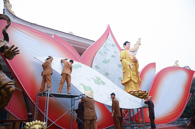 Công tác chuẩn bị đại lễ hoa đăng kỷ niệm đức Phật A-di-đà