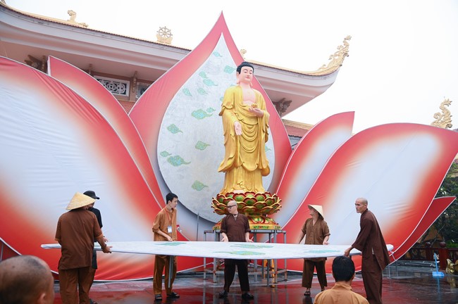 Công tác chuẩn bị đại lễ hoa đăng kỷ niệm đức Phật A-di-đà