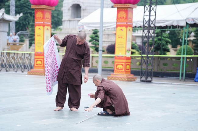 Công tác chuẩn bị đại lễ hoa đăng kỷ niệm đức Phật A-di-đà