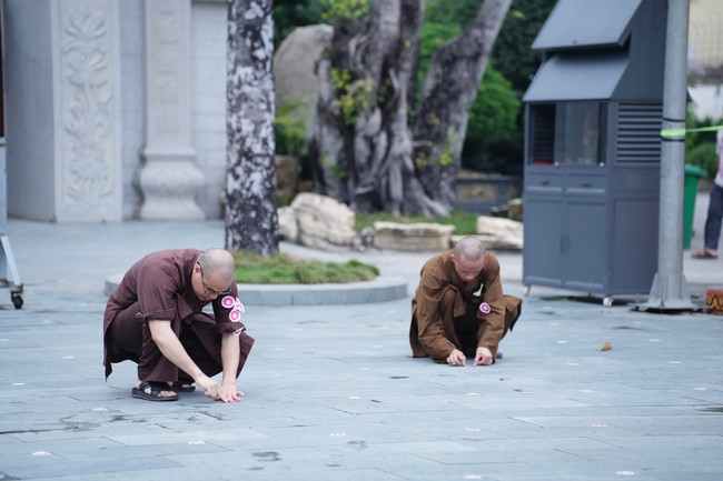 Công tác chuẩn bị đại lễ hoa đăng kỷ niệm đức Phật A-di-đà