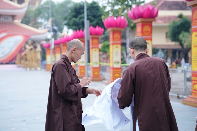 Công tác chuẩn bị đại lễ hoa đăng kỷ niệm đức Phật A-di-đà