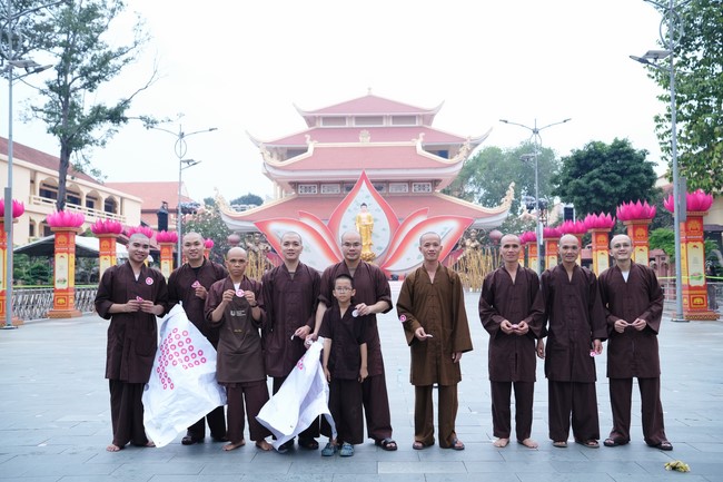 Công tác chuẩn bị đại lễ hoa đăng kỷ niệm đức Phật A-di-đà