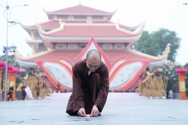 Công tác chuẩn bị đại lễ hoa đăng kỷ niệm đức Phật A-di-đà