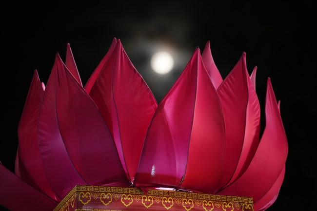 Công tác chuẩn bị đại lễ hoa đăng kỷ niệm đức Phật A-di-đà