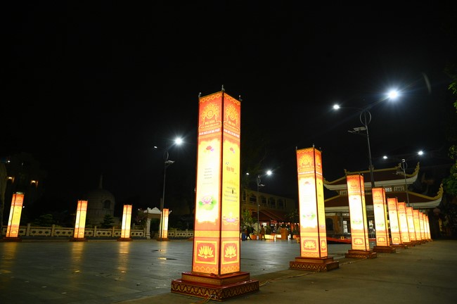 Công tác chuẩn bị đại lễ hoa đăng kỷ niệm đức Phật A-di-đà