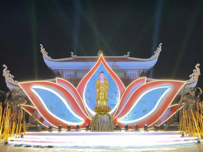 Công tác chuẩn bị đại lễ hoa đăng kỷ niệm đức Phật A-di-đà