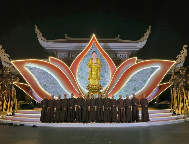 Công tác chuẩn bị đại lễ hoa đăng kỷ niệm đức Phật A-di-đà