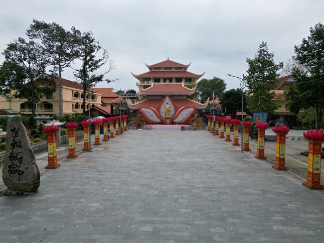 Công tác chuẩn bị đại lễ hoa đăng kỷ niệm đức Phật A-di-đà