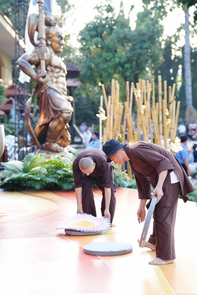 Trước Giờ G đêm hoa đăng kỷ niệm đức Phật A-di-đà