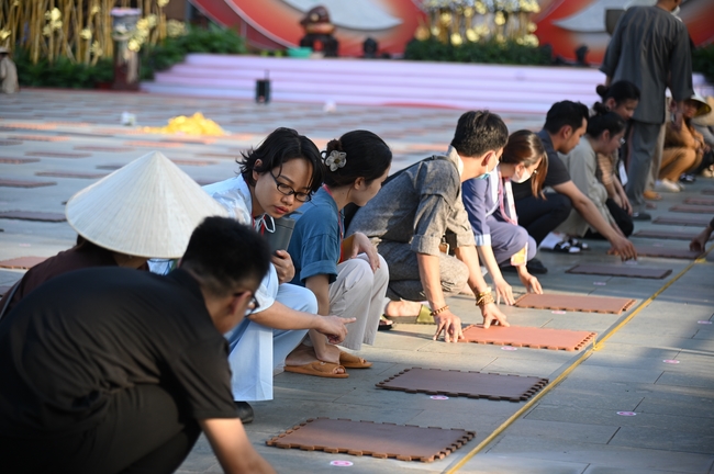 Trước Giờ G đêm hoa đăng kỷ niệm đức Phật A-di-đà