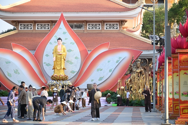 Trước Giờ G đêm hoa đăng kỷ niệm đức Phật A-di-đà