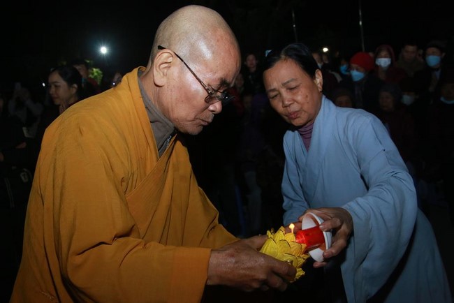 Chùa Tiêu Dao – Quảng Ninh: Đêm hoa đăng kỷ niệm đức Phật A Di Đà