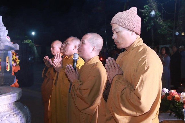 Chùa Tiêu Dao – Quảng Ninh: Đêm hoa đăng kỷ niệm đức Phật A Di Đà