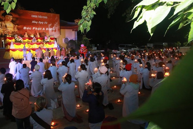 Chùa Tiêu Dao – Quảng Ninh: Đêm hoa đăng kỷ niệm đức Phật A Di Đà