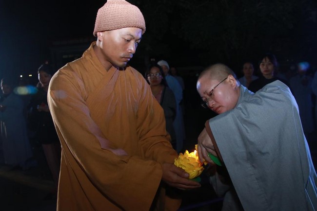 Chùa Tiêu Dao – Quảng Ninh: Đêm hoa đăng kỷ niệm đức Phật A Di Đà
