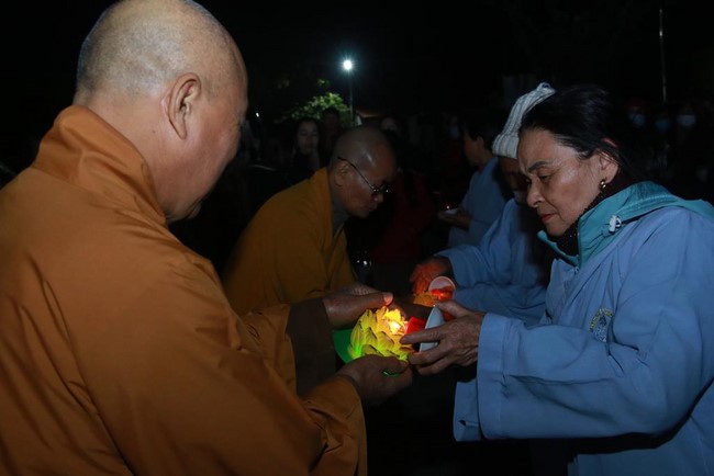 Chùa Tiêu Dao – Quảng Ninh: Đêm hoa đăng kỷ niệm đức Phật A Di Đà