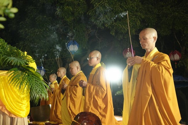 Candle Lighting Ceremony to commemorate Amitabha’s Buddha in 2024 at Dong Cao Pagoda – Thanh Hoa