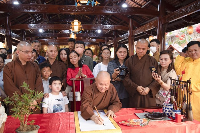 Khai bút chương trình TẶNG CHỮ “THƯ PHÁP VIỆT” mừng xuân Giáp Thìn