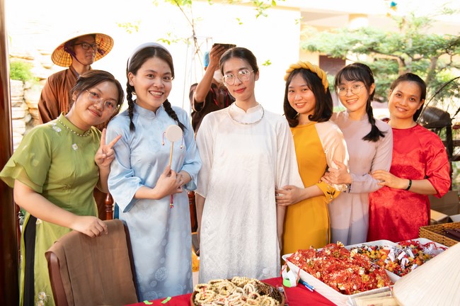 Khai bút chương trình TẶNG CHỮ “THƯ PHÁP VIỆT” mừng xuân Giáp Thìn