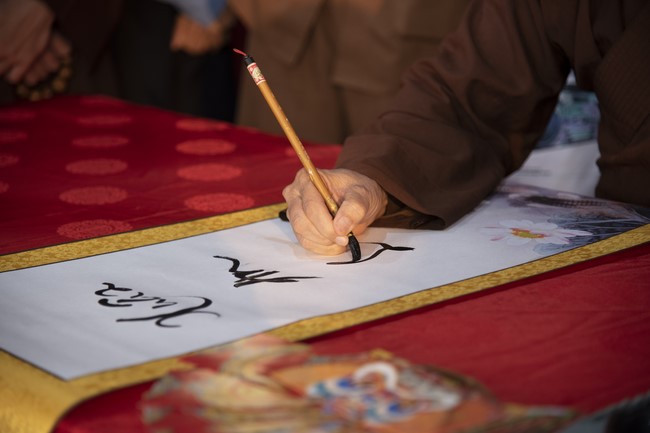 Khai bút chương trình TẶNG CHỮ “THƯ PHÁP VIỆT” mừng xuân Giáp Thìn