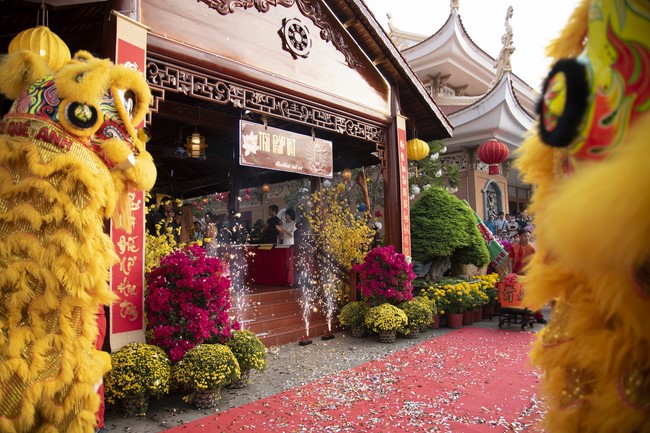 Khai bút chương trình TẶNG CHỮ “THƯ PHÁP VIỆT” mừng xuân Giáp Thìn