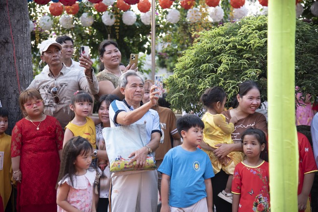 Khai bút chương trình TẶNG CHỮ “THƯ PHÁP VIỆT” mừng xuân Giáp Thìn